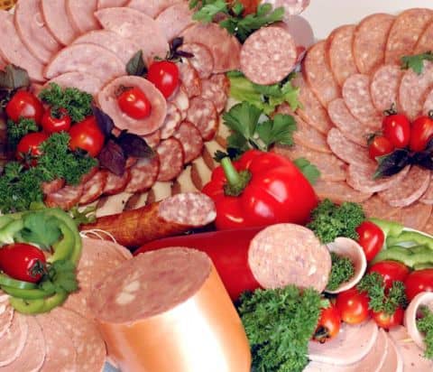 Những loại thực phẩm như xúc xích, thịt lợn thường dùng chất bảo quản 