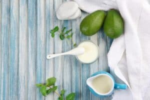 Quả bơ và sữa chua