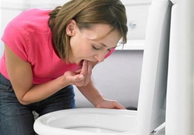 Móc họng để dễ nôn