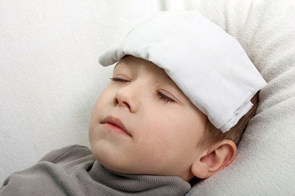 Lau mát, chườm mát cho trẻ sốt