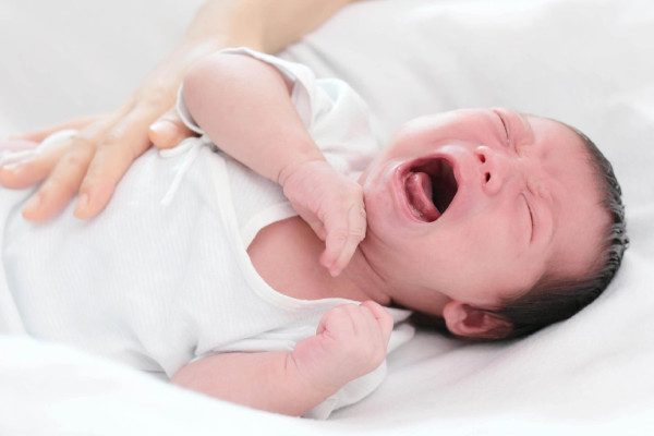 Trẻ vặn mình, uốn éo người